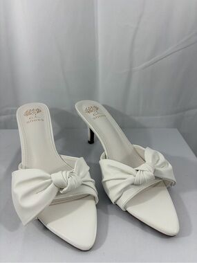 NWT G.C. Shoes Women’s Size 8 White Bow Heels